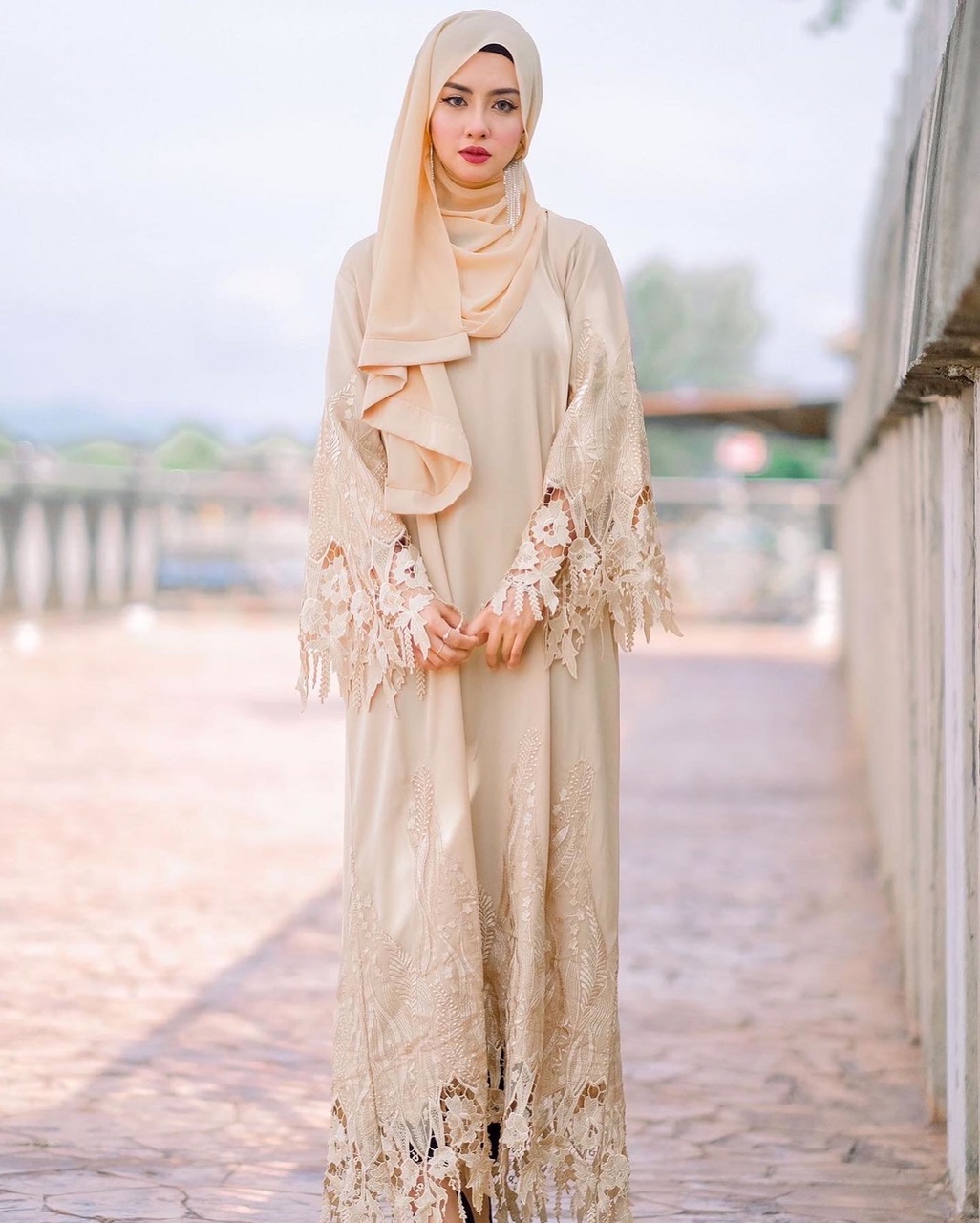 SIPO Hot Selling Luxe Solid Color Long Sleeve Plus Size Floral Embroidery Muslim Women's Abaya With Lace Craft