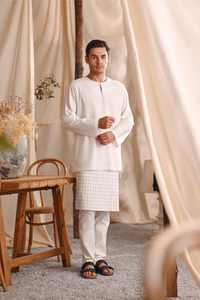 SIPO Wholesale Supplier of Men's Keyhole Kurta with Button Accents 