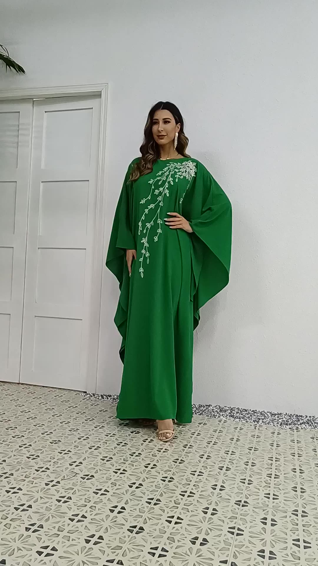2022 Muslim New Spring Green Elegant Loose Embroidered Bat Sleeve Round Neck Long Robe