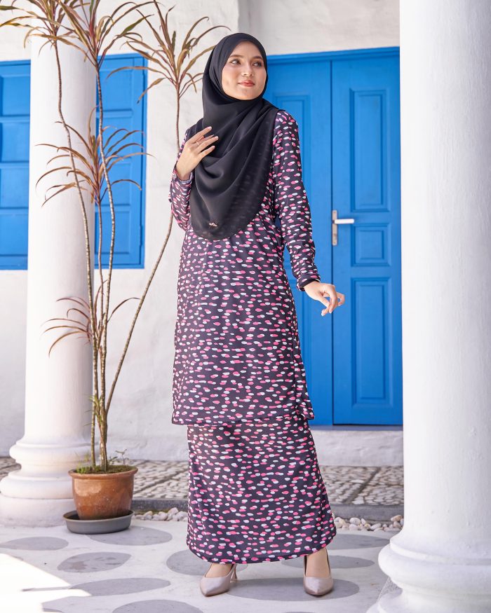 KURUNG-LAURA-BLACK-DOTS-1-700x875