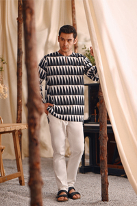 SIPO Contemporary Men's Batik Kurta Key-Hole Neckline And Button Detail Eid Malaysia Kurta